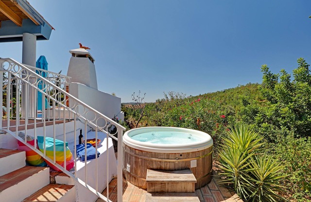 Piscina privada climatizada y jacuzzi - sin costo adicional: encantador alojamiento rural aislada
