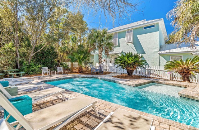 NUEVA LISTA: 1 cuadra a la playa, piscina privada, RENOVADO