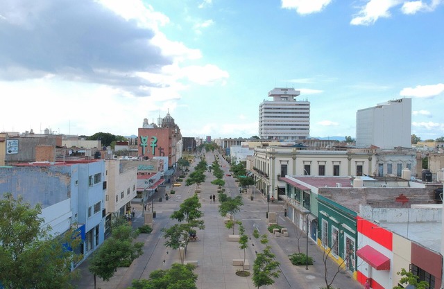 Apartamento con balcón justo con el hermoso Paseo Alcalde justo afuera de tu puerta