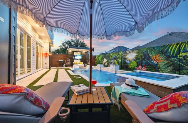 Spacious 8-BR Bali-Inspired Home in Houston w/ Pool/Mini Golf/Hot tub/AC/WiFi