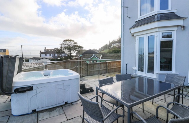 BALMORAL, family friendly, country holiday cottage in Pendine