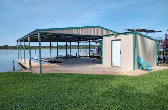 Bare Feet Retreat: Family-Friendly Lakefront Escape.