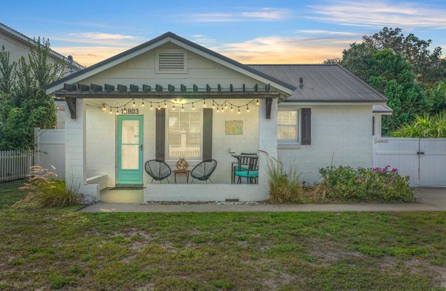 Barefoot Bungalow - Private Beach Access, Dog-Friendly, 1940s Home 1 Block to Beach, FREE Daily Activities!
