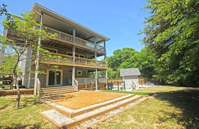 Barefoot Manor - 4 BR home w/Private Pool, just a short distance from the beach