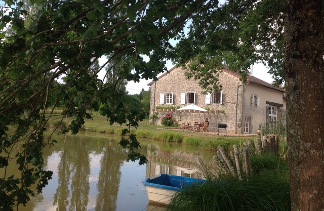 Granero renovado en un entorno rural con lago, petanca y piscina.