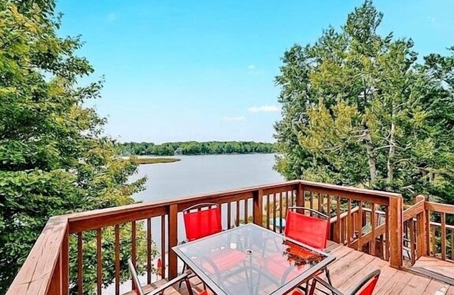 Bass-exquisite Lakefront Cottage