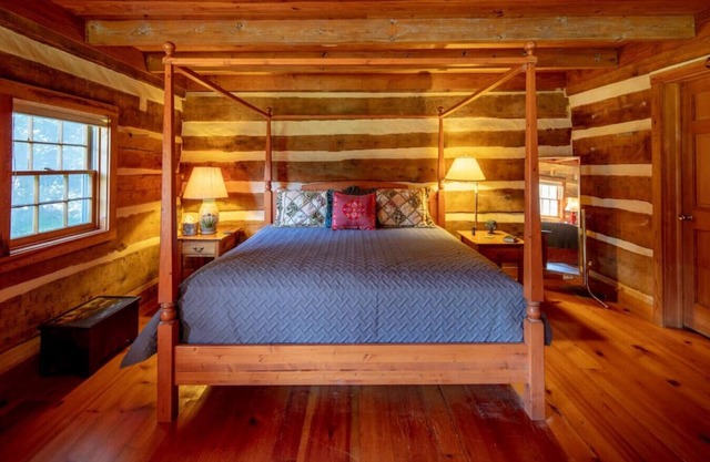Riverfront Cabin! Kayaks, Farm, Trail & Campfires