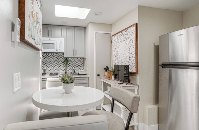 Bay Area Studio Suite ~ 3 Mi to Shoreline!
