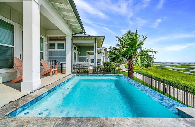 Bay escape with private heated pool, water view, loft & fast WiFi