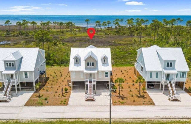 Bay-Front Luxury Home minutes away from Downtown with Stunning Views, Expansive Porches, & Perfect for Families - Sleeps 12!