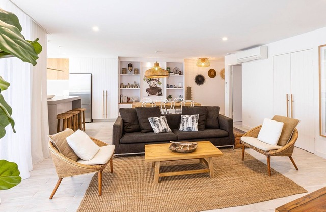 Bay Royal Apartment 2 - Opposite Main Beach & Heated Pool!