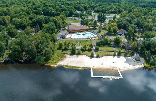 Bay Shore Chalet in The Heart of Poconos