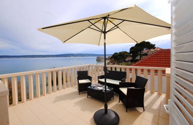 Apartamento con vista a la bahía al otro lado de la playa