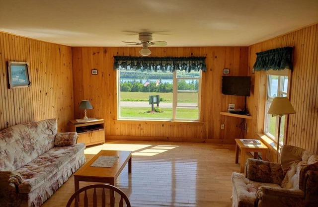 Bay view duplex cottage, near coffee shops, restaurants and beach