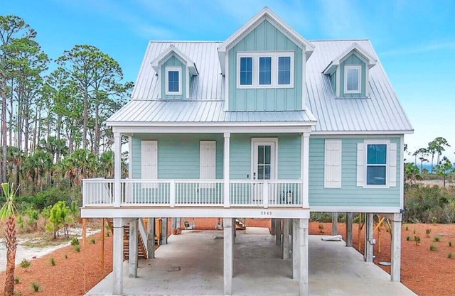 Baydreamer - Stunning home w/ bay views, pool table, sleeps 10!