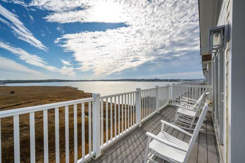 Bayfront Coastal Paradise with Pool