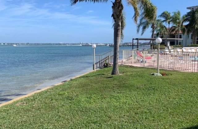 Condominio Bayfront recientemente remodelado con magníficas vistas