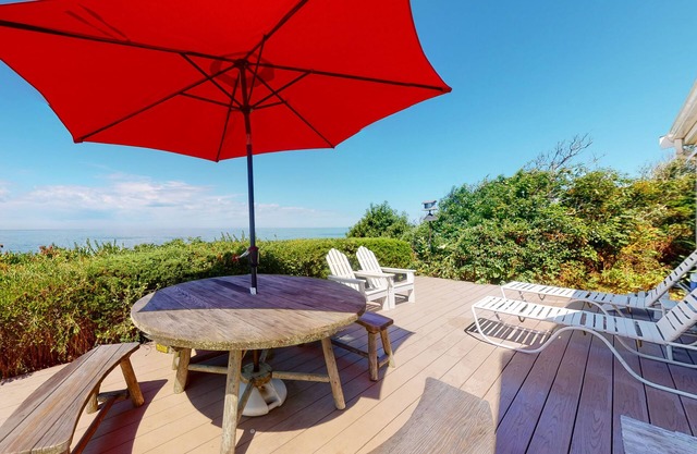Bayfront cottage w / bluffside deck & shower al aire libre - ¡pasos a la playa privada!