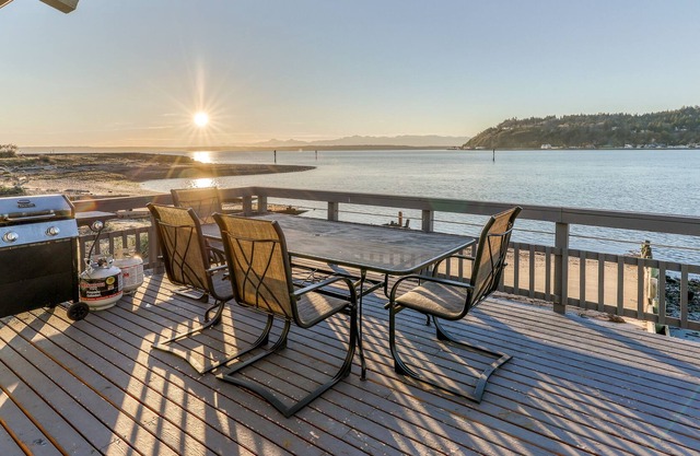 ¡NUEVO LISTADO! Casa frente a la bahía con vistas, cable, patio y chimenea de leña.