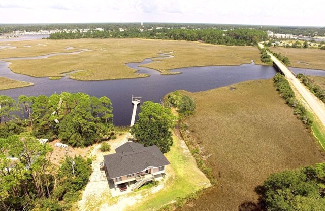 Bayou Breeze es una casa frente al mar en un lote privado de un acre con vista al Bayun de Postun.