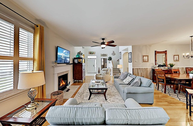 Bayside escape with pools, golf, tennis, fishing, spas & saunas + beach shuttle