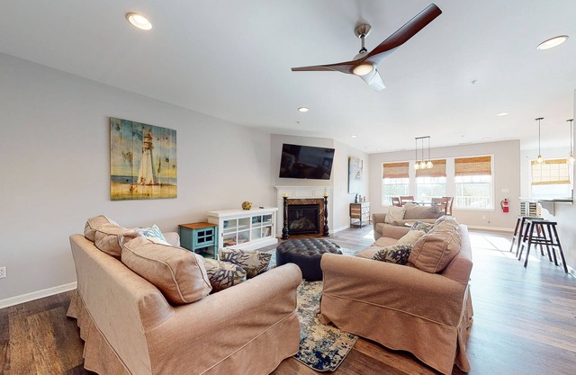 Bayside Resort condo - fireplace, central AC & private W/D - pools, gym & golf