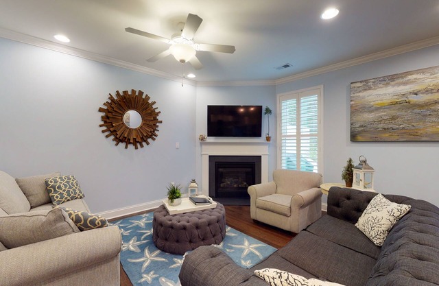 Bayside Resort townhouse w/ free WiFi, pool, golf on-site, and fireplace