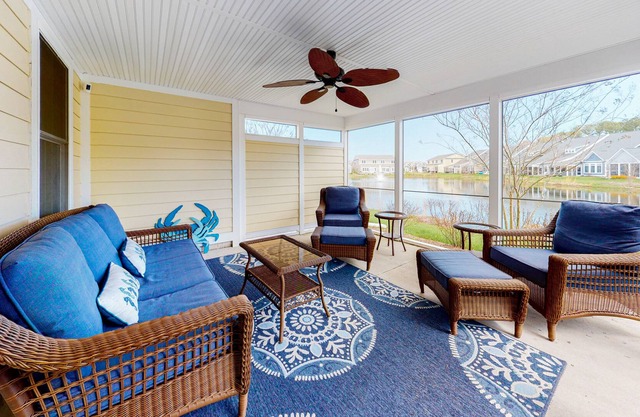 Bayside Resort townhouse with hot tub/pool access, AC - close to beach
