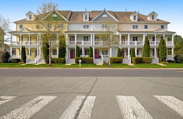 Bayside Resort townhome with WiFi, balconies, fireplace, onsite pools, & hot tub