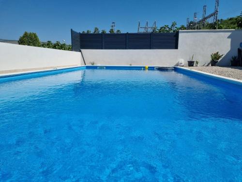 Bazen na dan Saray pool