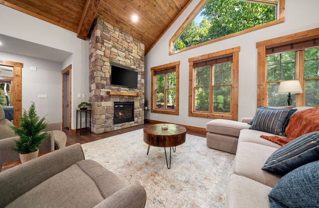 Be the 1ST! NEW CONSTRUCTION 2023~LUXURY~Mtn Views~Hot Tub~Close to Everything!