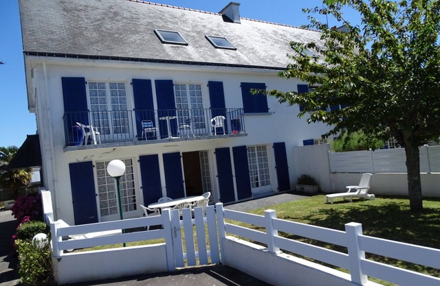 Beach 300m away-calm water-WIFI-private parking-shared garden-.