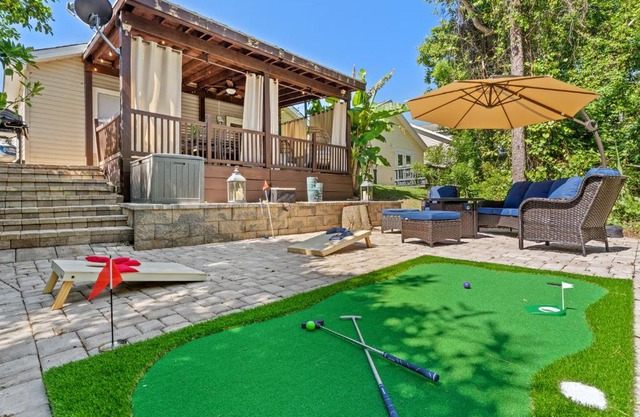 Beach bliss awaits! - Beach, Pools, Tiki-Deck, Arcade, Putting green, Family Fun!