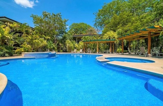 Beach Condo (2 Kingbeds / 2 bath)