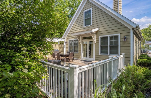 Pasos de 3BR Beach Cottage a las orillas arenosas de Sheridan Beach del lago Michigan