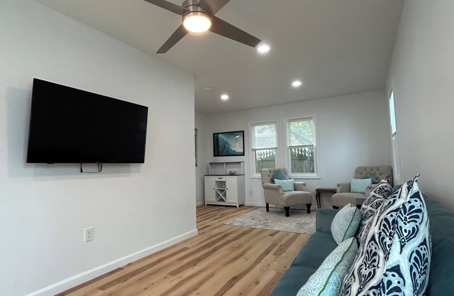 Beach Cottage Newly Renovated. Walking distance to the beach.