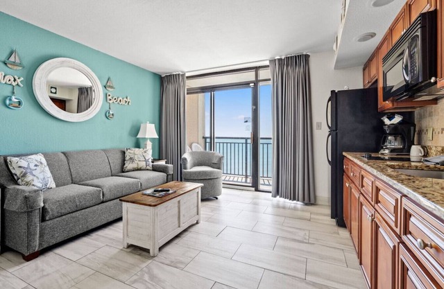 Charming - Oceanfront Balcony - Queen Beds - Pools