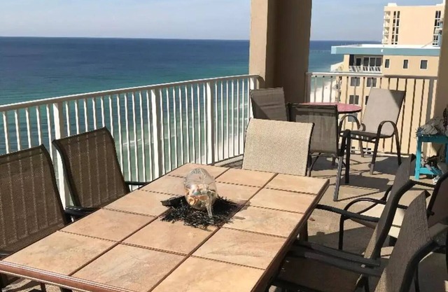 Espectacular condominio en el frente de la playa en el piso 20 ¡Condo de unidades con vistas pintorescas!