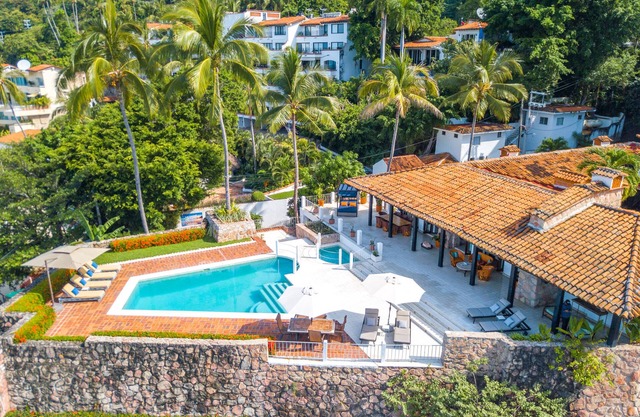 VILLA FRENTE AL MAR CONCHAS CHINAS PERSONAL COMPLETO