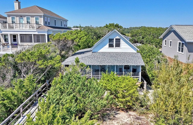 Beach front on Pawleys Island, Two Screened Porches, Dog Friendly