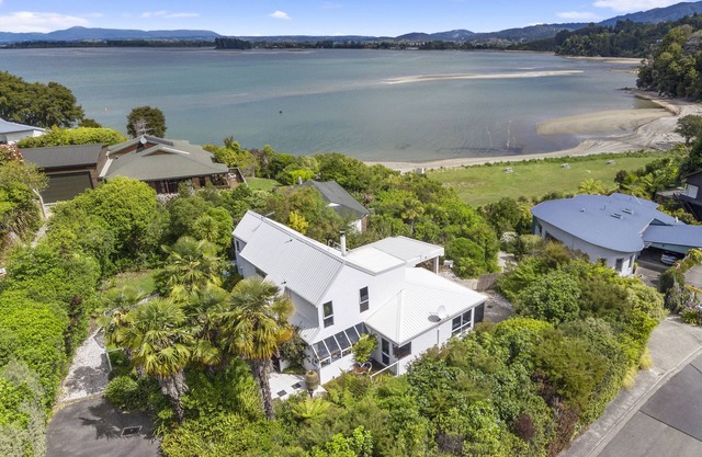 Frente a la playa, Palms Beach House - Kaiteriteri Holiday Home