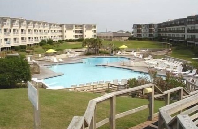 Resort frente a la playa con tobogán acuático de 150 ', mini golf gratuito, piscina cubierta, tenis, más