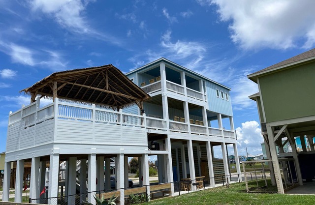 BEACH HANSON 2 New Construction with Private pool and hot tub on upper deck.