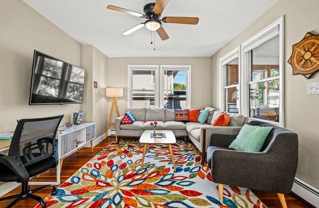 ¡Moderna y cómoda casa de playa en Quincy Bay, junto a Boston y a pasos de la playa!