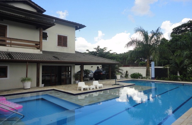 Casa de playa con pisicina grande, cancha de tenis, squash y con 9 habitaciones.