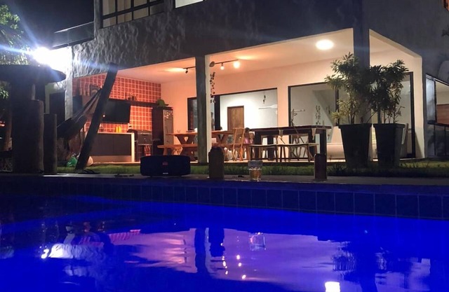 Casa de playa con piscina y área de recreación completa. 30 metros del mar!