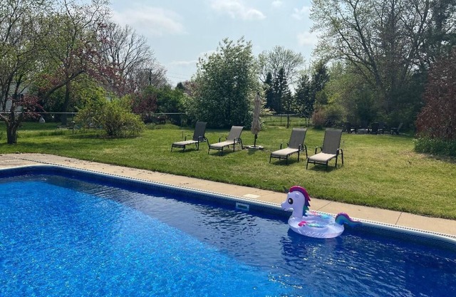 Beach house with Private Heated Pool, Jacuzzi, Firepit. Steps to beach and park.