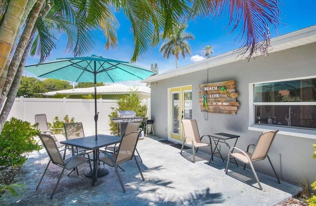 Beach Life by the Gulf- Charming & Fully Equipped!