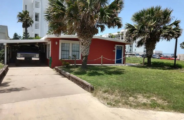 Retro Cool Beach Bungalow, Casa unifamiliar, patio privado, vistas al mar