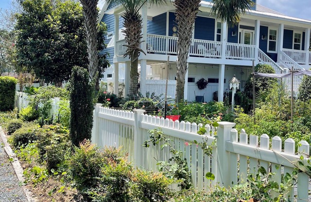 Beach Pkg/Private Garden Apt/Patio/Bikes/Beach Equip -SAVE On Parking & Rentals